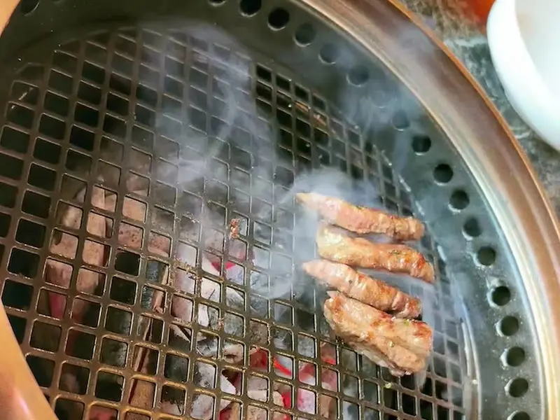 연기가 피어오르는 숯불