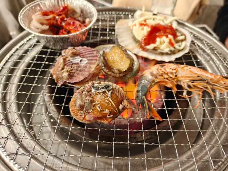 불판 위에서 익어가는 조개들