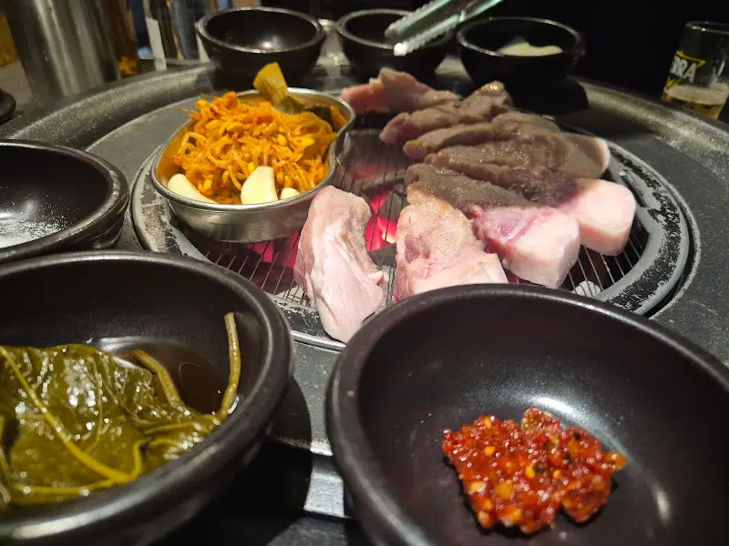 다채로운 곁들임과 함께 즐기는 쫀득살