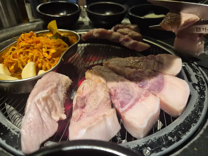 숯불 위에서 익어가는 쫀득살과 대파김치