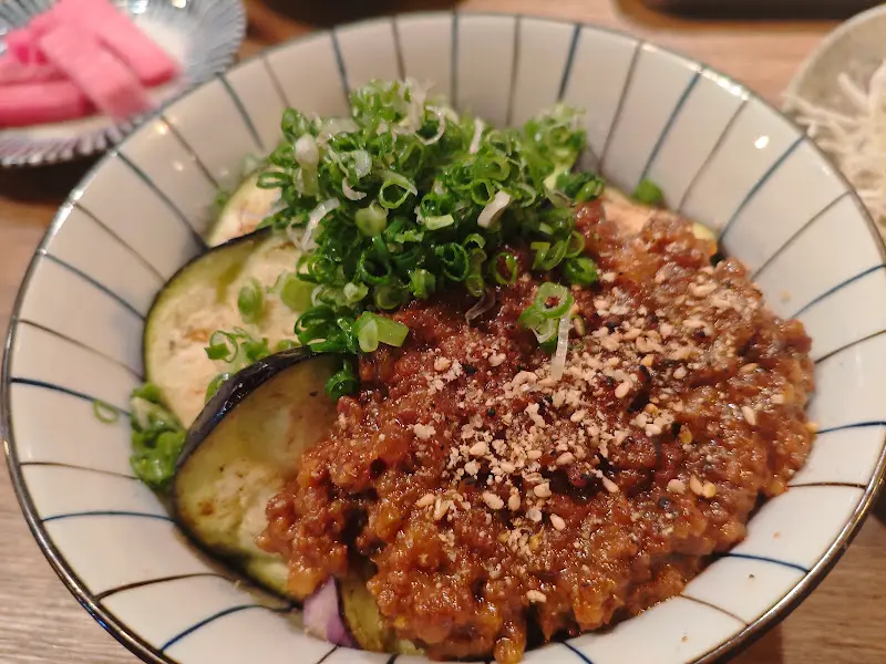 윤기가 좔좔 흐르는 가지덮밥