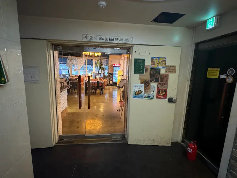 아늑한 분위기의 옥상식당 내부