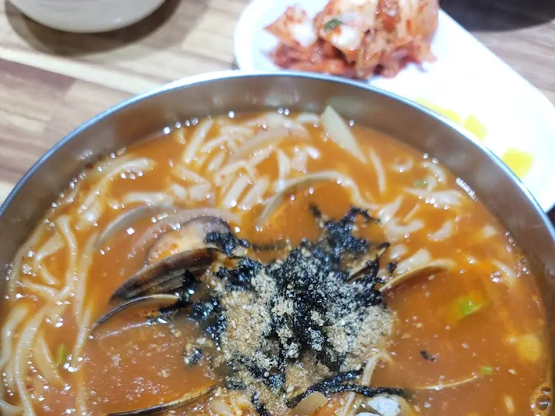 칼국수와 김치의 모습