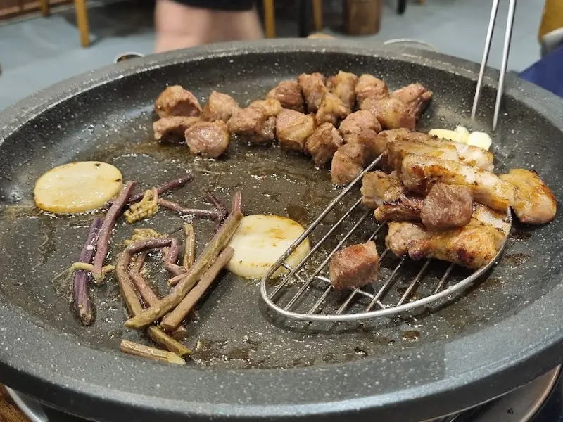 불판 위에서 구워지는 곱창과 삼겹살