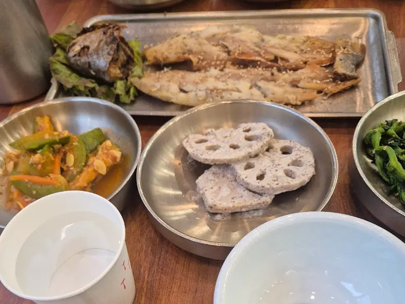 윤기 좔좔 흐르는 고등어구이