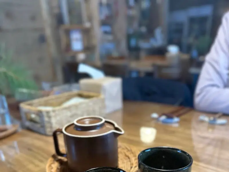 따뜻한 차와 찻잔 세트