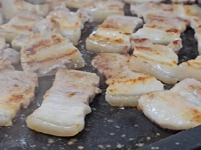 노릇노릇 익어가는 삼겹살