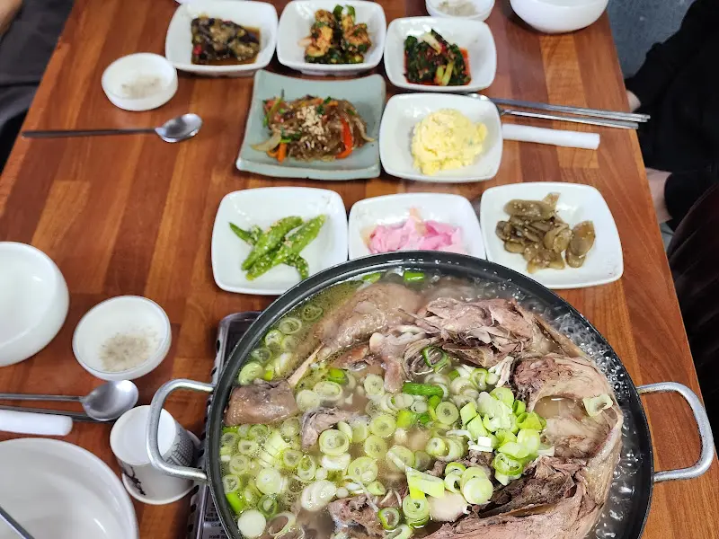 푸짐한 오리 백숙 한 상