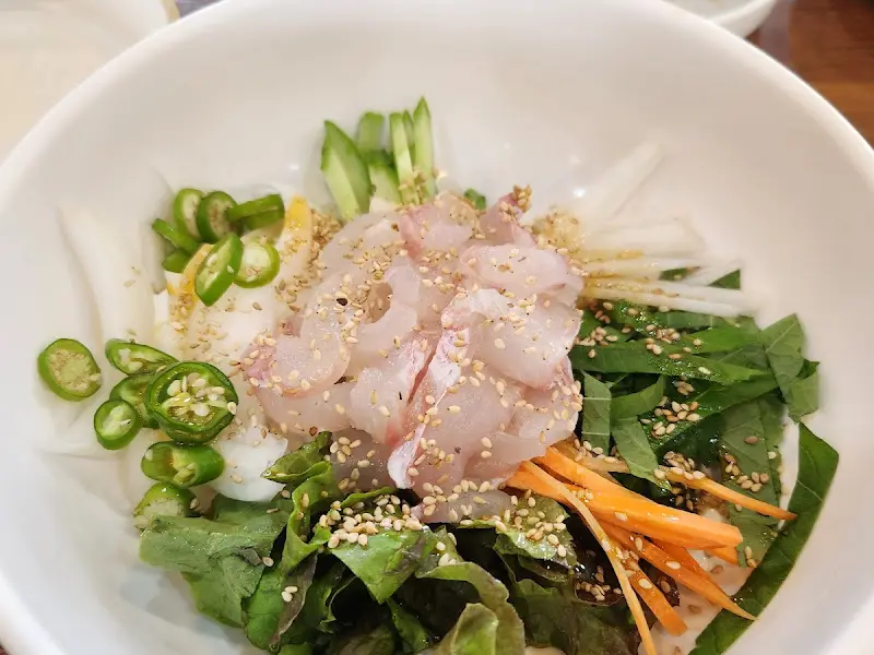 신선한 회와 채소가 가득 담긴 회덮밥