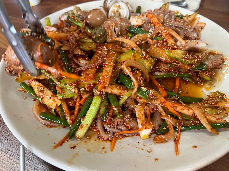 젓가락으로 낙지무침을 집어 올리는 모습