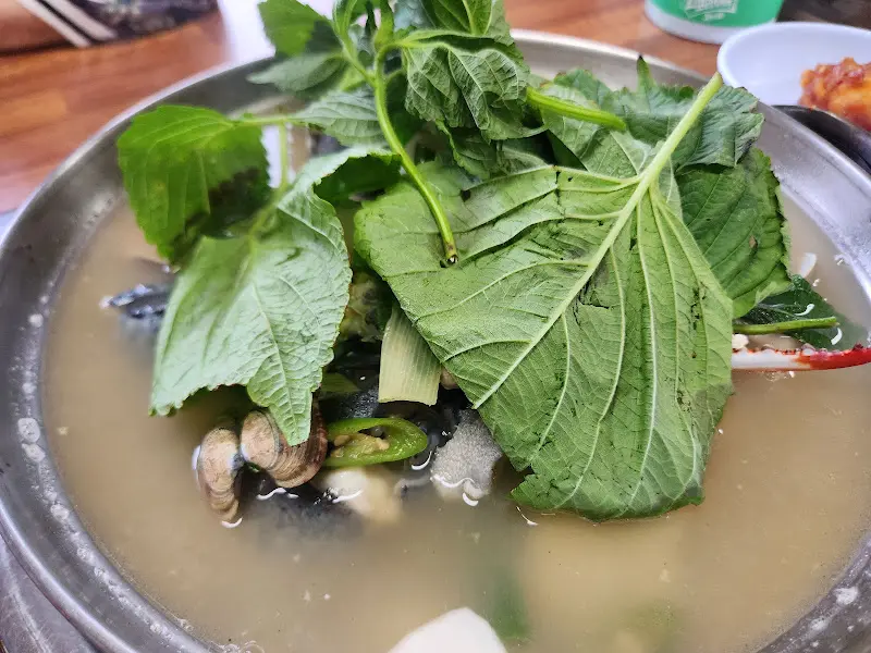 회덮밥과 함께 나오는 밑반찬들