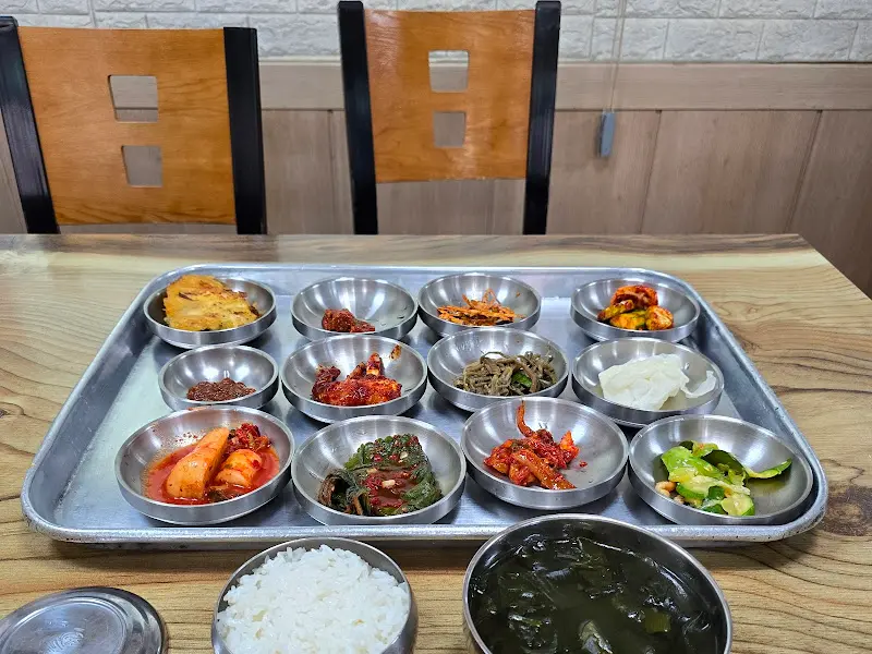 푸짐한 밑반찬 한상차림