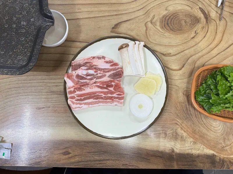 신선한 삼겹살과 버섯, 양파