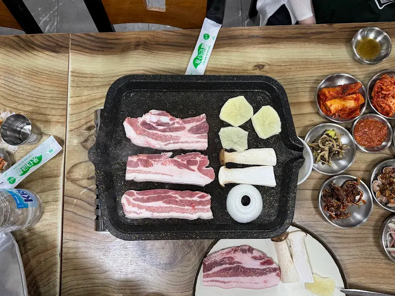 불판 위에서 맛있게 익어가는 삼겹살