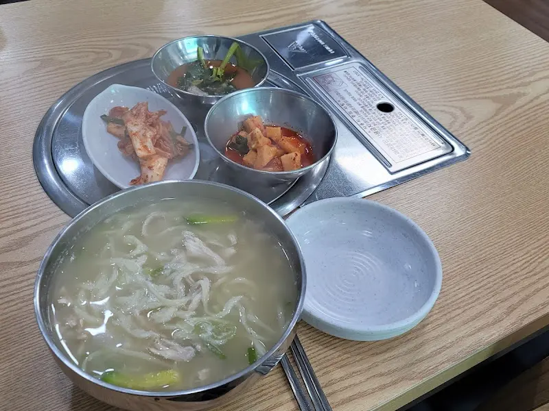 닭칼국수와 곁들임 김치 3종 세트