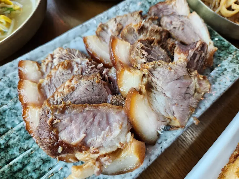 윤기가 자르르 흐르는 돼지고기 수육