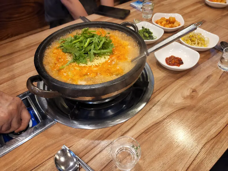 돌솥에 담겨 보글보글 끓고 있는 부대찌개