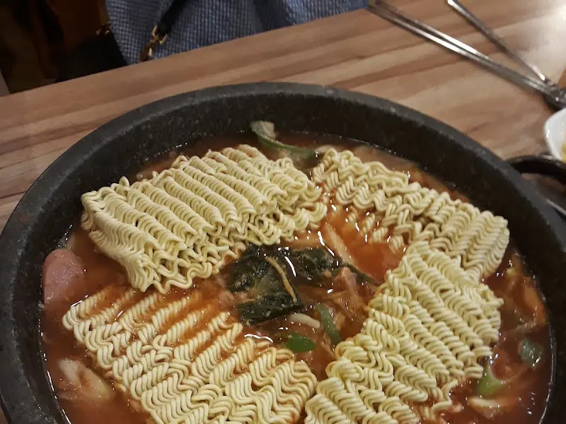 부대찌개에 라면 사리를 넣어 끓이는 모습