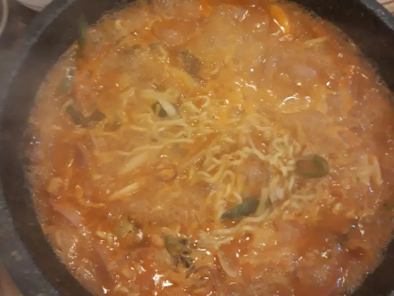 돌솥 안에서 맛있게 끓고 있는 라면 사리
