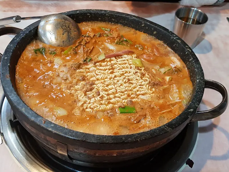 돌솥에 담겨 나온 부대찌개의 전체적인 모습