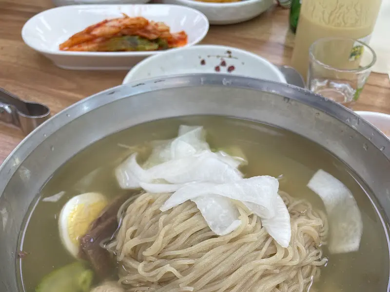 슴슴한 매력이 있는 꿩 냉면 육수