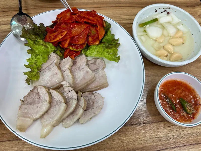 윤기가 흐르는 제육 한 접시