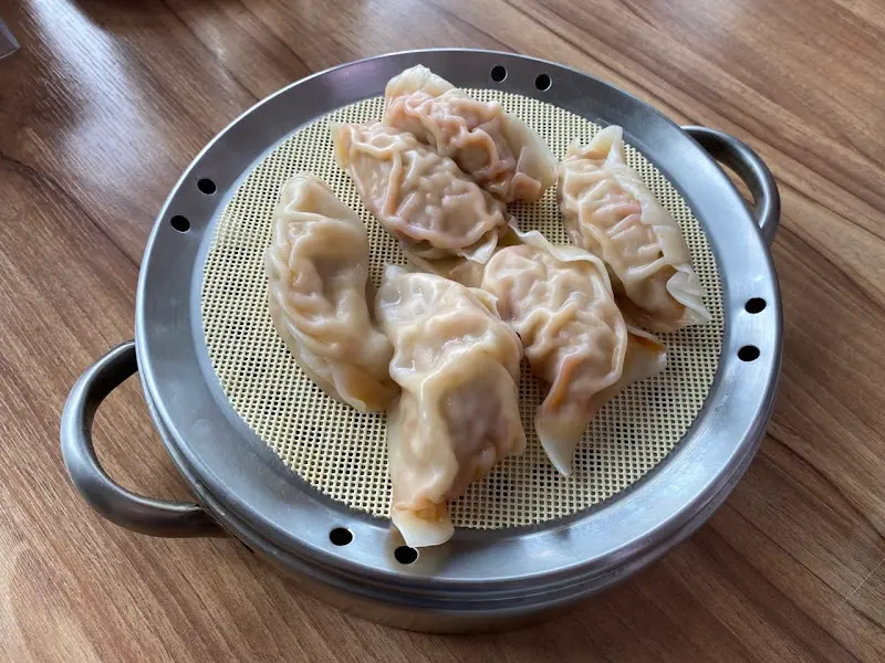 담백하고 깔끔한 맛의 만두