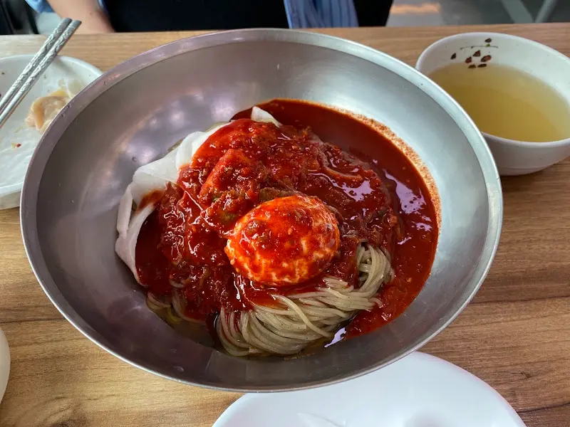 매콤달콤한 양념이 매력적인 비빔냉면