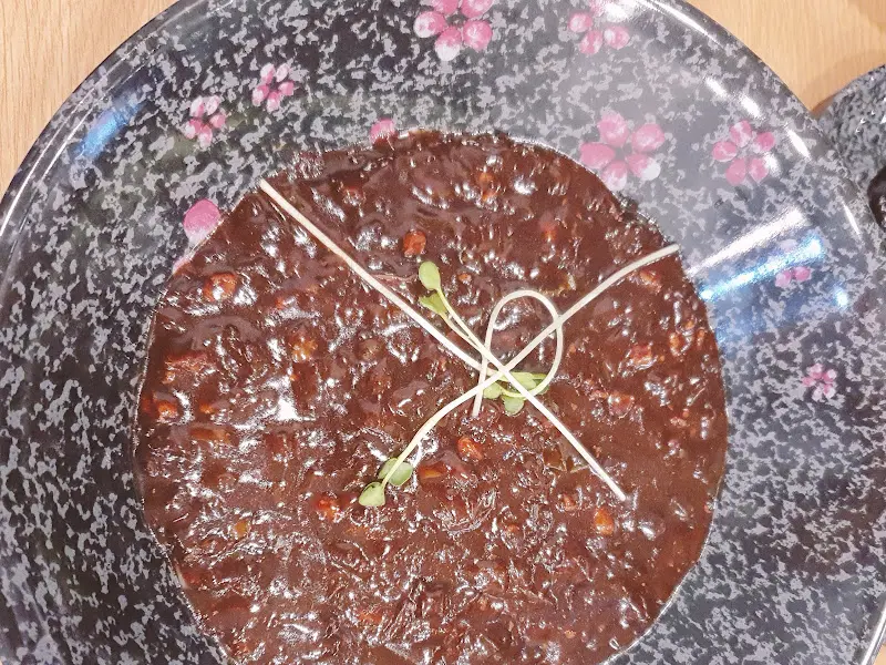 짜장 소스가 넉넉히 담긴 짜장면 그릇