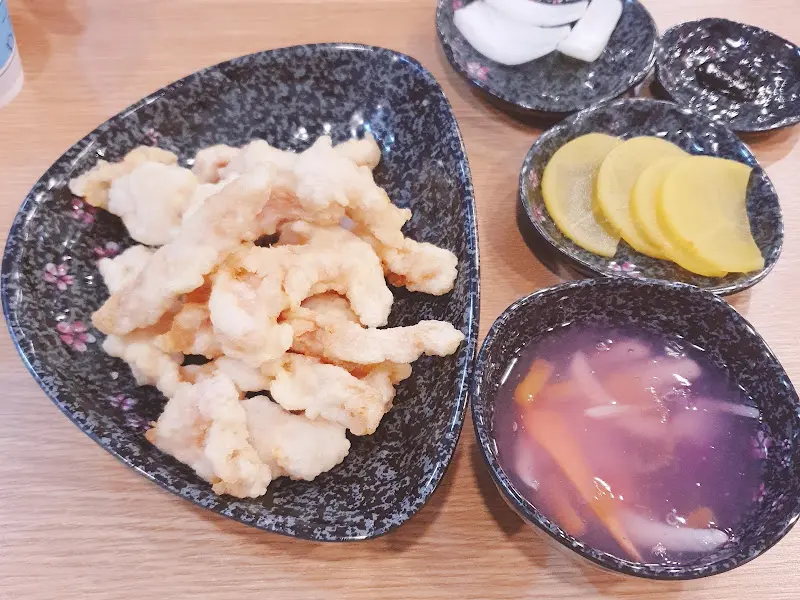 뽀얀 튀김옷을 입은 탕수육과 상큼한 소스