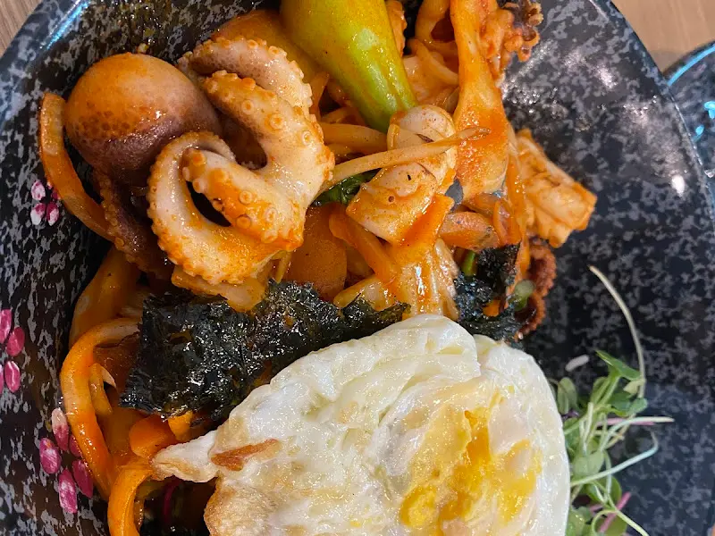 매콤한 양념에 버무려진 해물 요리