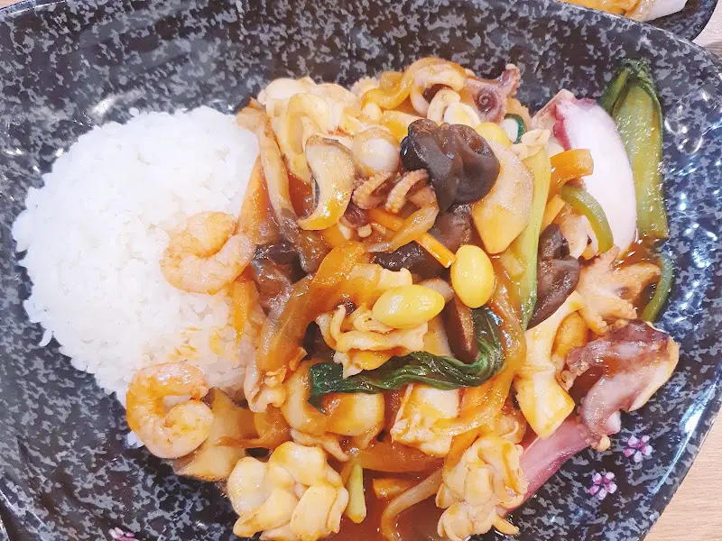 해산물과 채소가 어우러진 볶음 요리