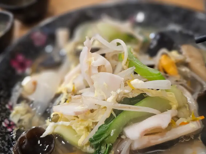 젓가락으로 짬뽕 면발을 들어올리는 모습