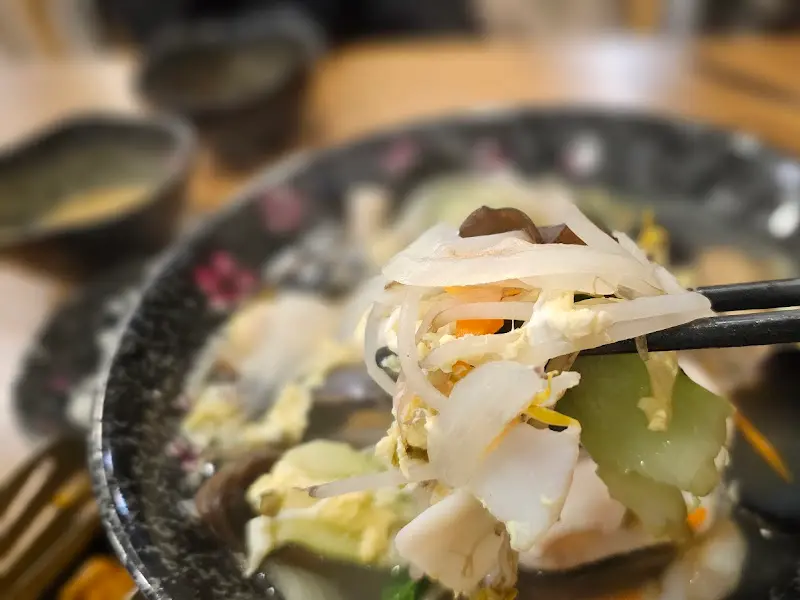 해산물과 야채가 어우러진 맑은 탕 요리