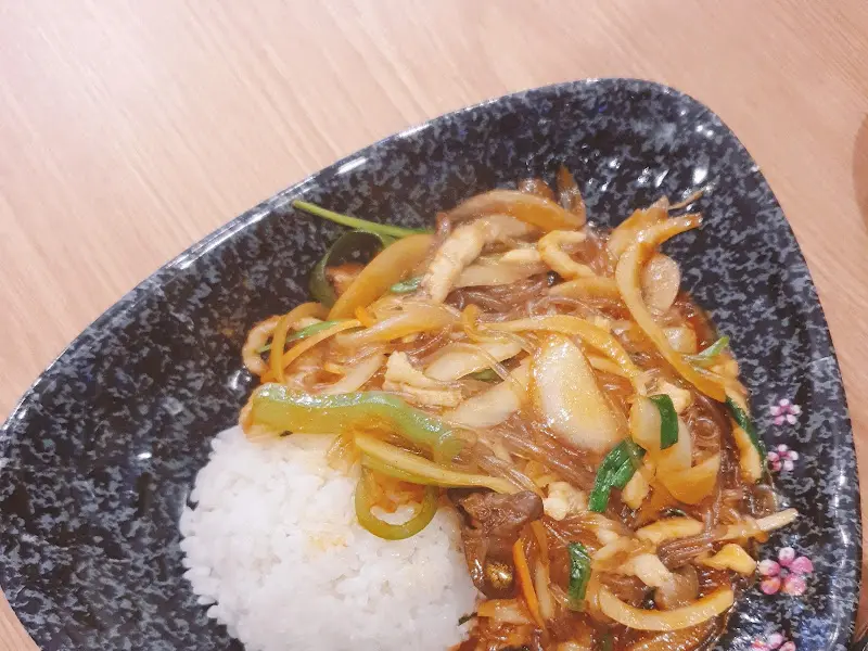 밥 위에 올려진 짜장 소스와 면