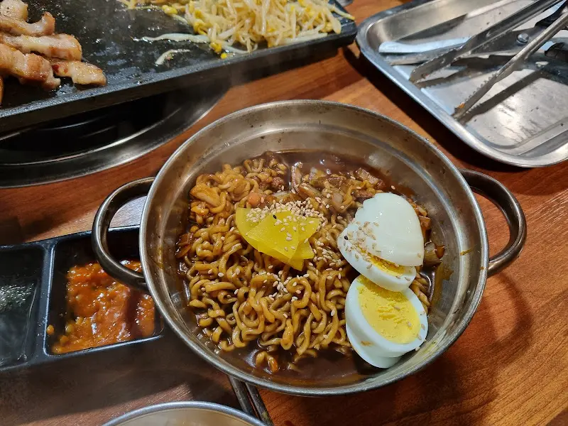 짜파게티 위에 계란 반쪽과 단무지가 얹어진 모습