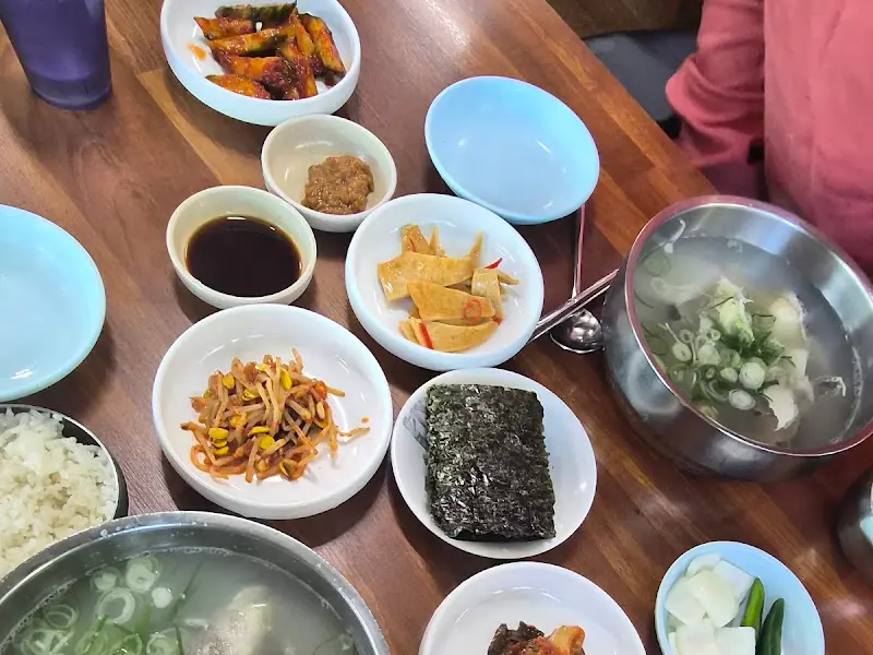 한 상 가득 차려진 대구탕과 밑반찬