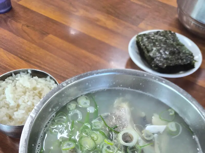 김에 밥을 싸서 간장에 콕!