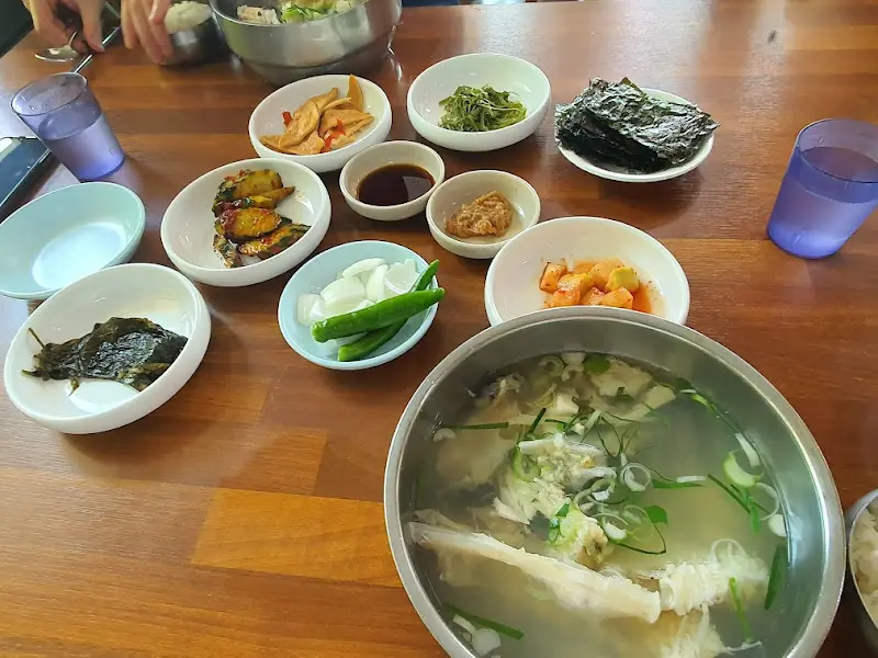 테이블 가득한 밑반찬