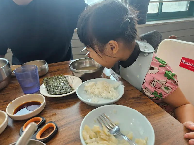 아이와 함께 대구탕을 즐기는 모습