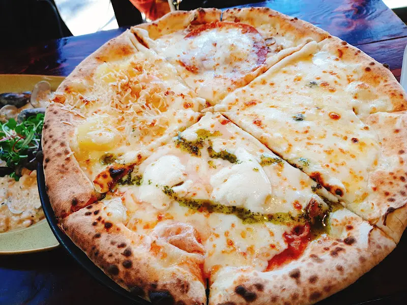 콰트로 구스토 피자 근접샷