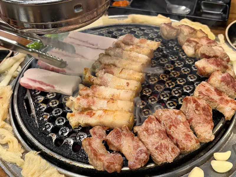 직원분이 구워주는 흑돼지