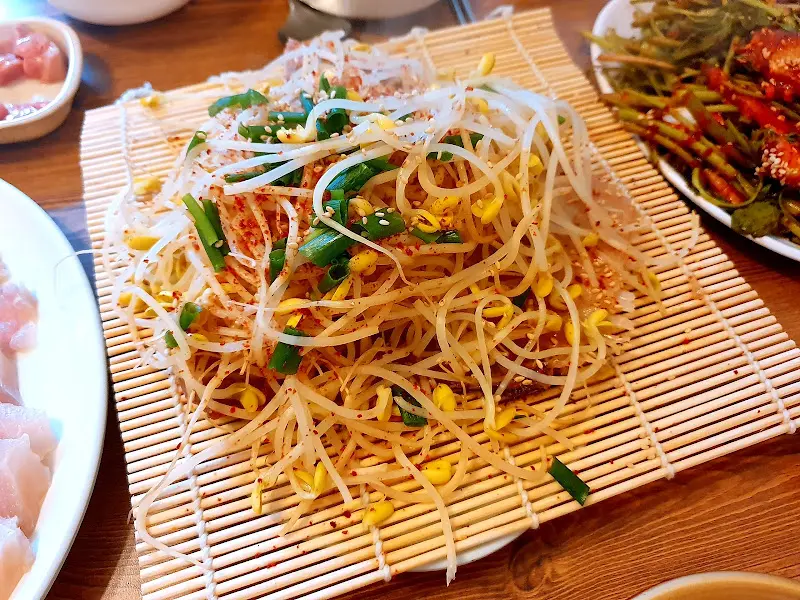 홍어와 곁들여 먹는 콩나물 무침