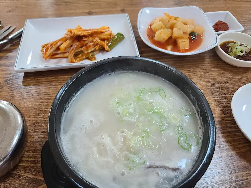 깔끔하게 비워진 설렁탕 뚝배기