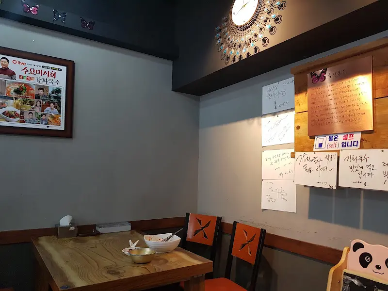 정겨운 분위기의 식당 내부