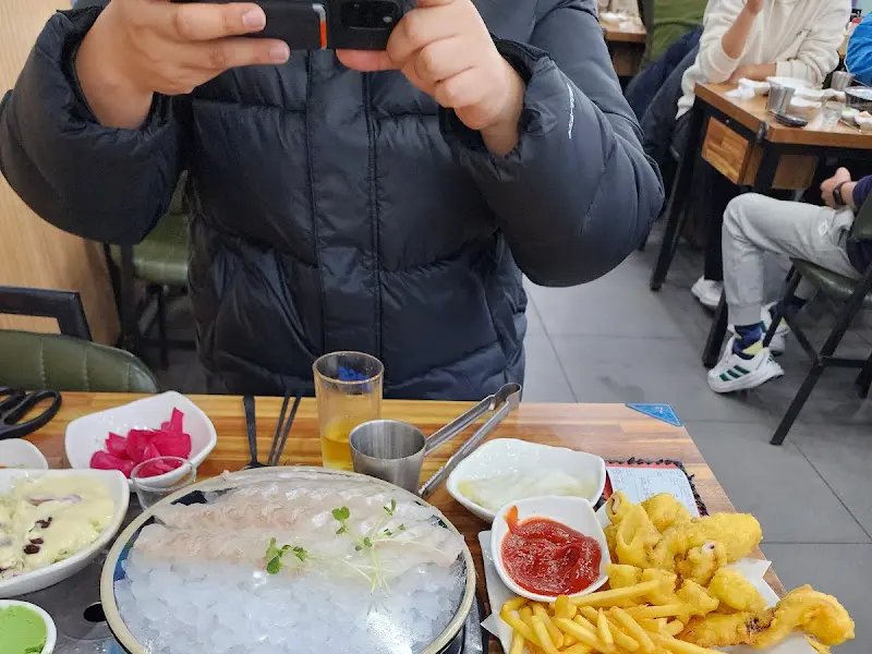 테이블에 놓인 회와 곁들임