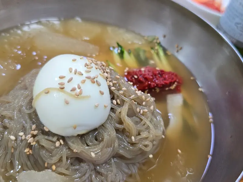 살얼음이 동동 떠 있는 연춘참숯석쇠구이의 시원한 냉면