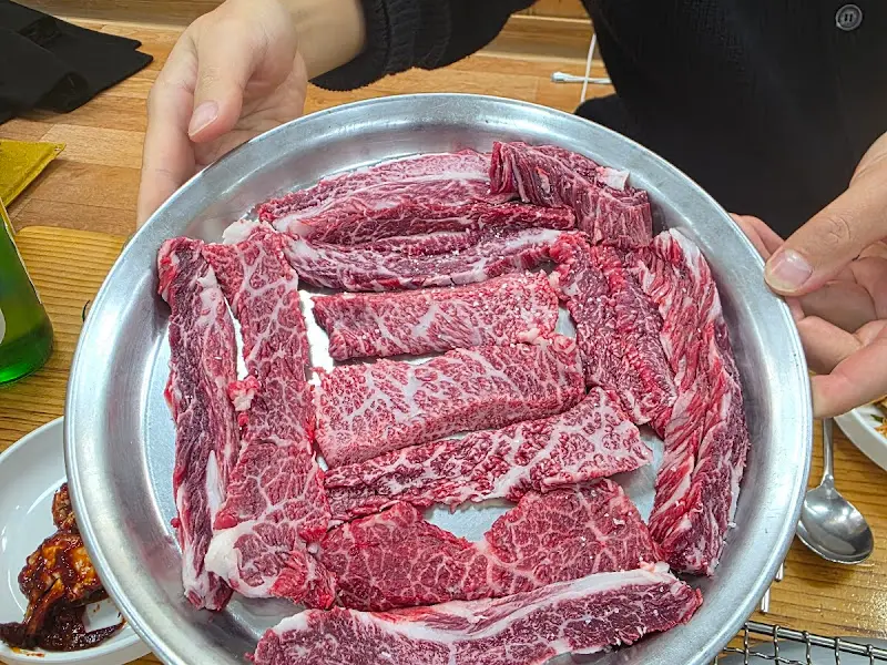 신선함이 느껴지는 연춘참숯석쇠구이의 갈비살