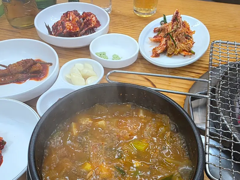 된장찌개와 밑반찬