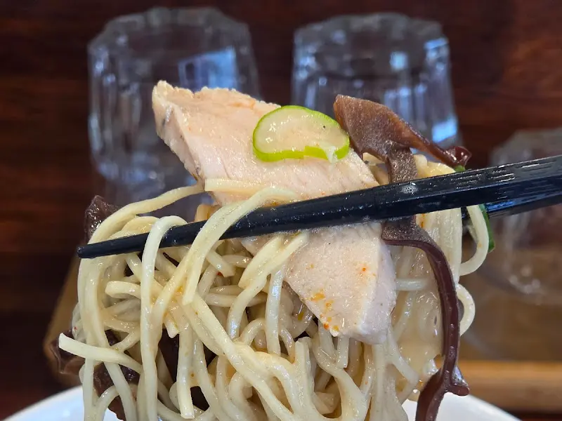 면과 닭가슴살의 조화